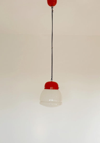Lampada a sospensione di gusto mid-century, probabilmente anni ’60–’70, caratterizzata da un disegno essenziale ma molto riconoscibile.