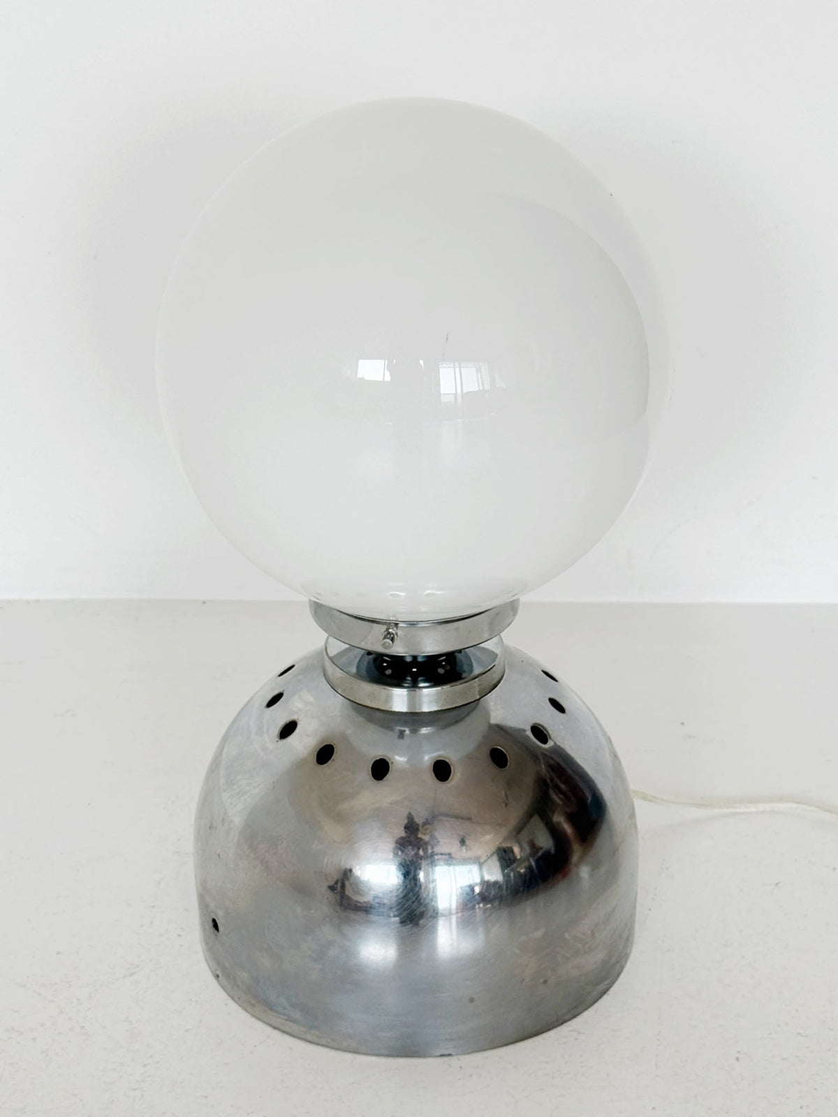Lampada da tavolo Space Age in metallo cromato e vetro opalino, anni ’60–’70