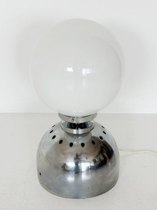Lampada da tavolo Space Age in metallo cromato e vetro opalino, anni ’60–’70
