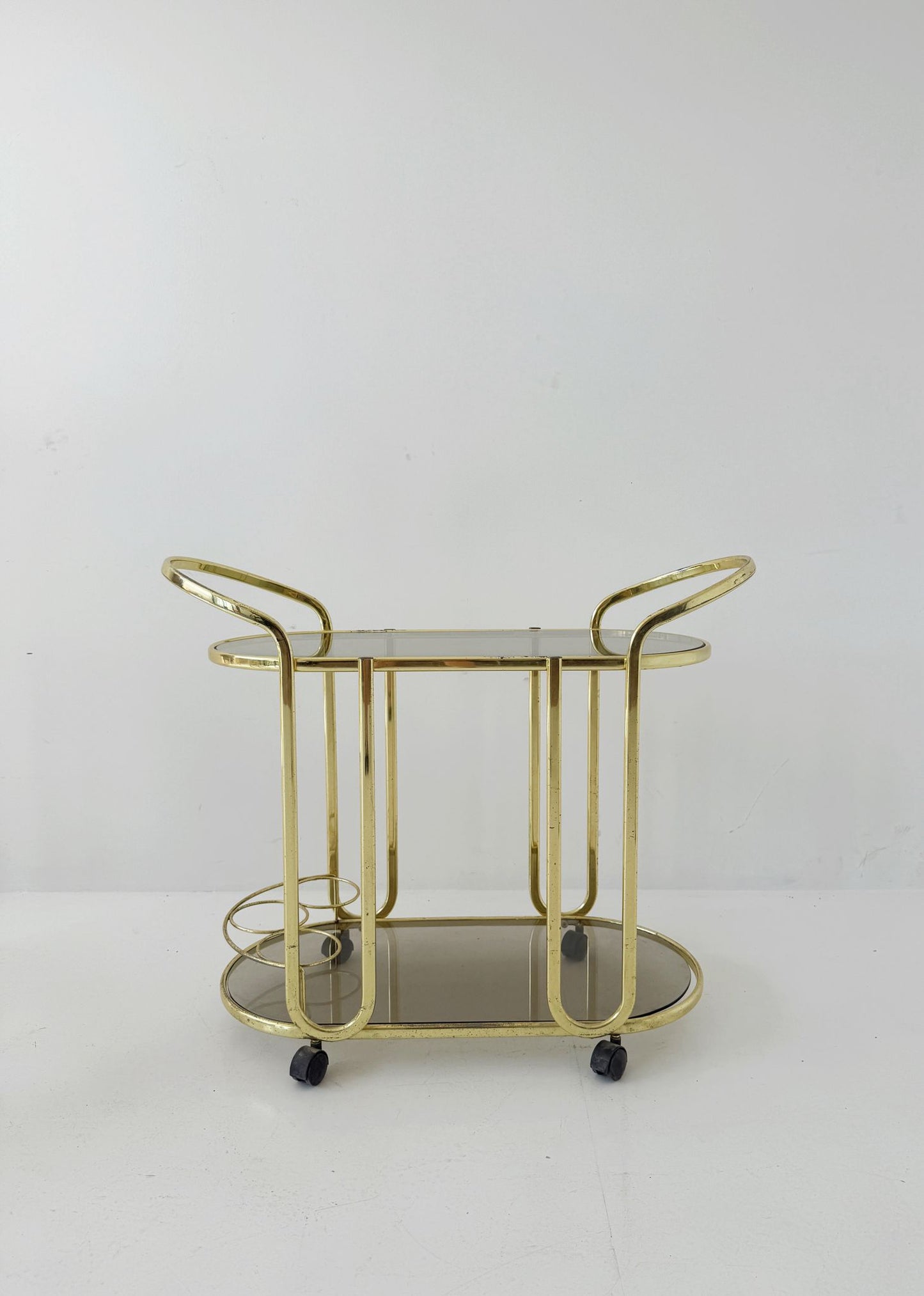 Carrello di Servizio Italiano in Metallo Ottone e Vetro Fumé, Anni '70