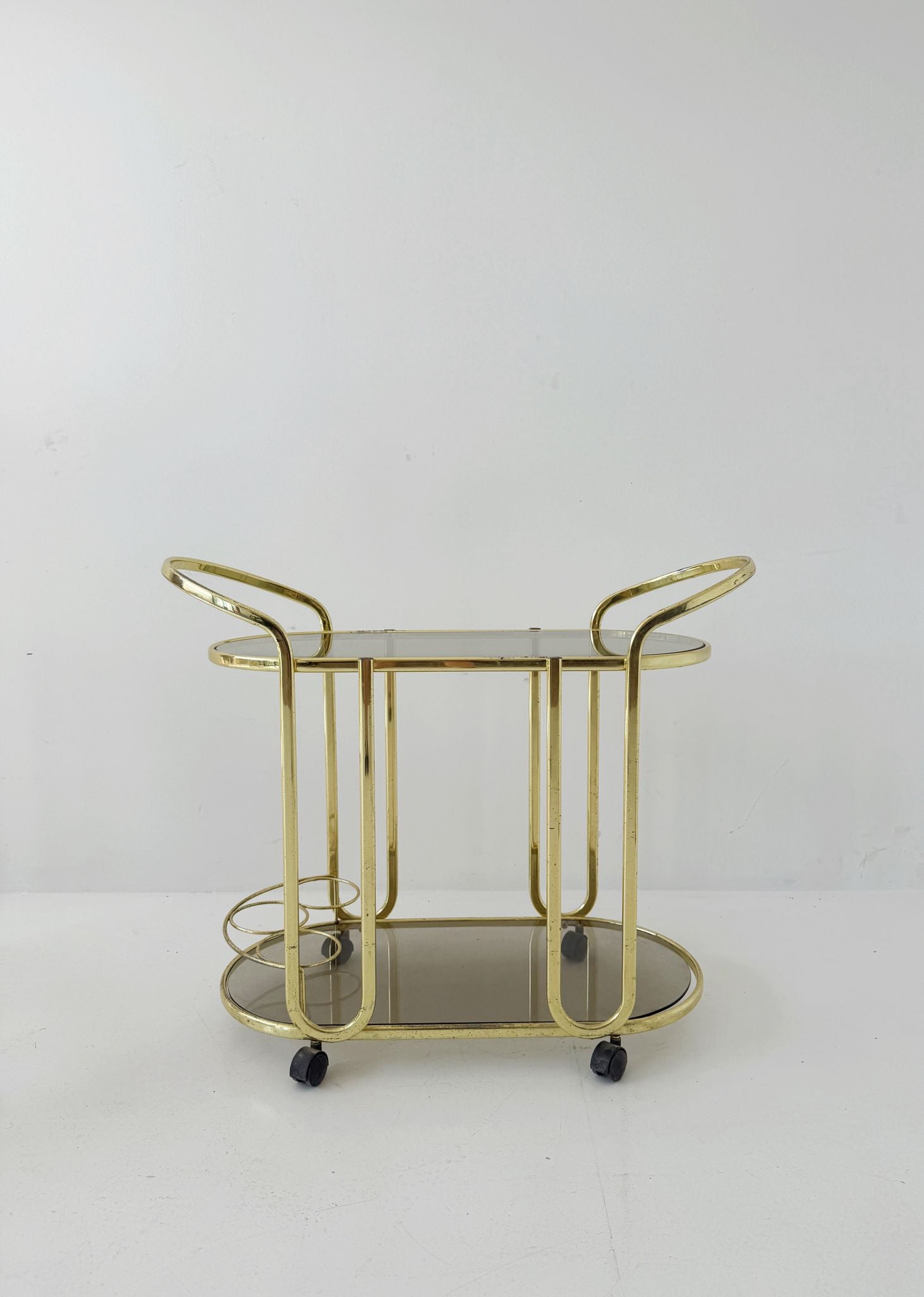 Carrello di Servizio Italiano in Metallo Ottone e Vetro Fumé, Anni '70