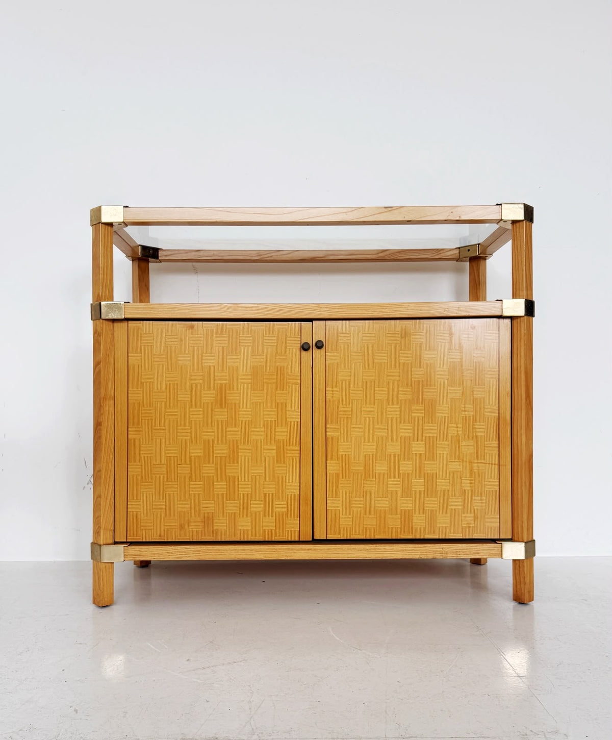 Mobile contenitore in legno con piano in vetro e dettagli in metallo dorato, anni ’70–’80.