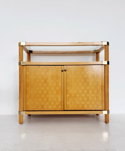 Mobile contenitore in legno con piano in vetro e dettagli in metallo dorato, anni ’70–’80.