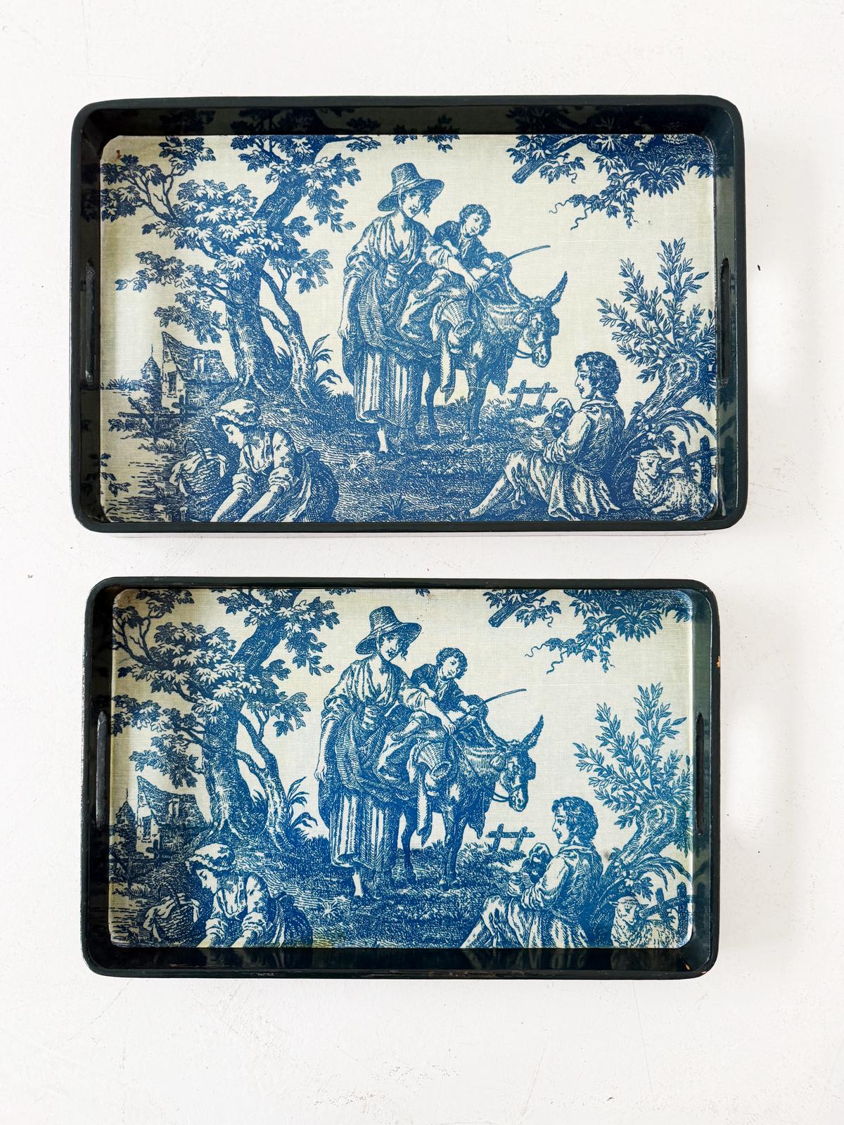 Coppia di vassoi impilabili in legno laccato – decoro toile de Jouy