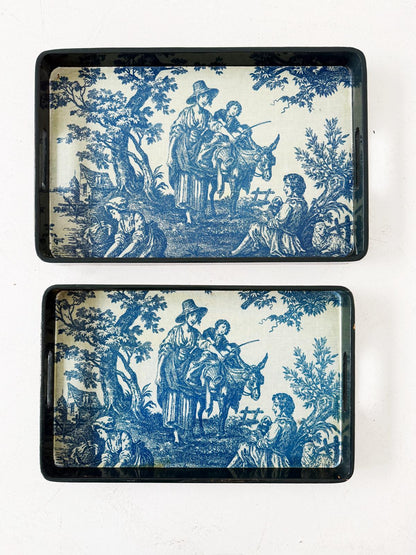 Coppia di vassoi impilabili in legno laccato – decoro toile de Jouy