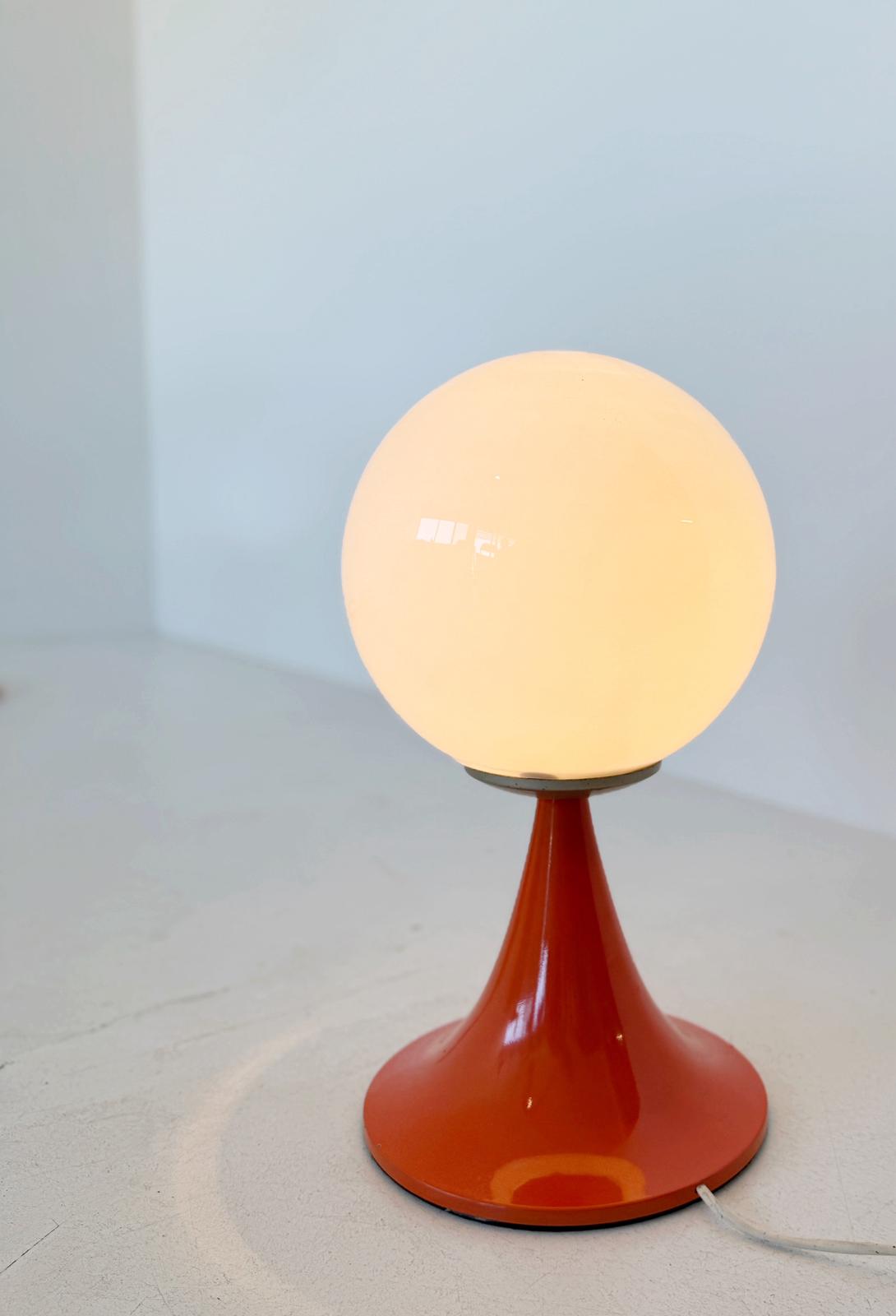 Lampada da tavolo con base arancione