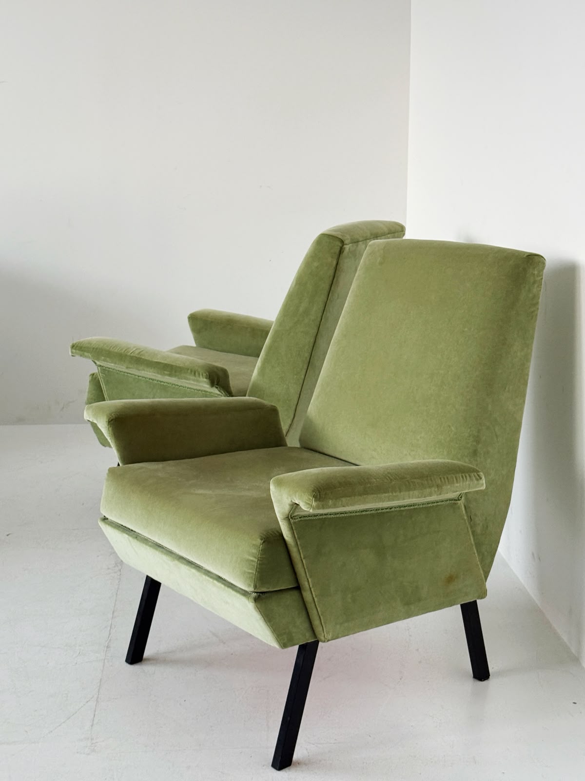 Coppia di poltrone in velluto verde salvia – anni '50/'60