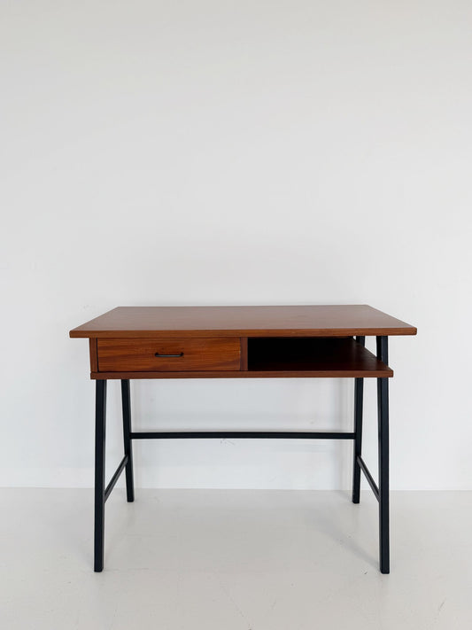 Scrivania in teak con struttura in metallo nero (anni ’60)