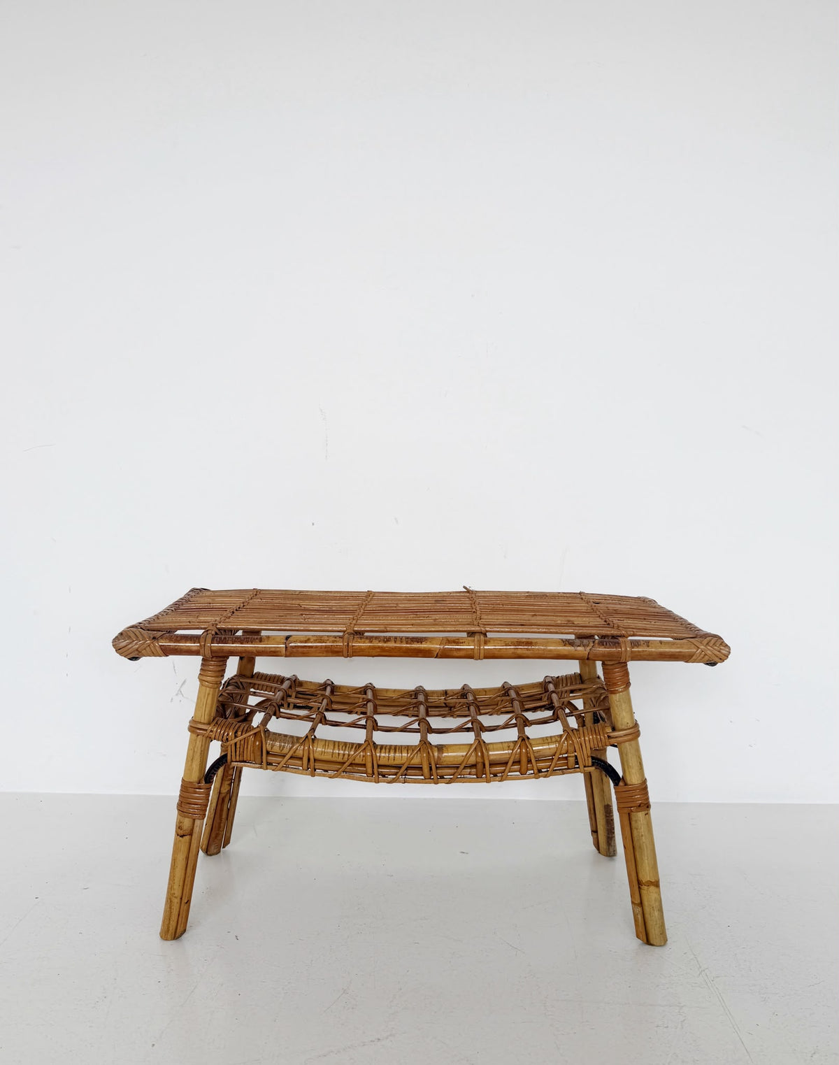 Tavolino in bambù e rattan intrecciato, anni ’60/’70