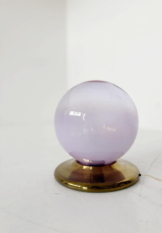 Lampada da tavolo vintage con diffusore sferico in vetro