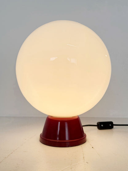 Lampada da tavolo con globo in vetro opalino (anni ’70)