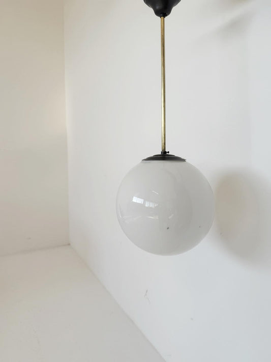 Lampadario vintage a sospensione con diffusore sferico in vetro opalino
