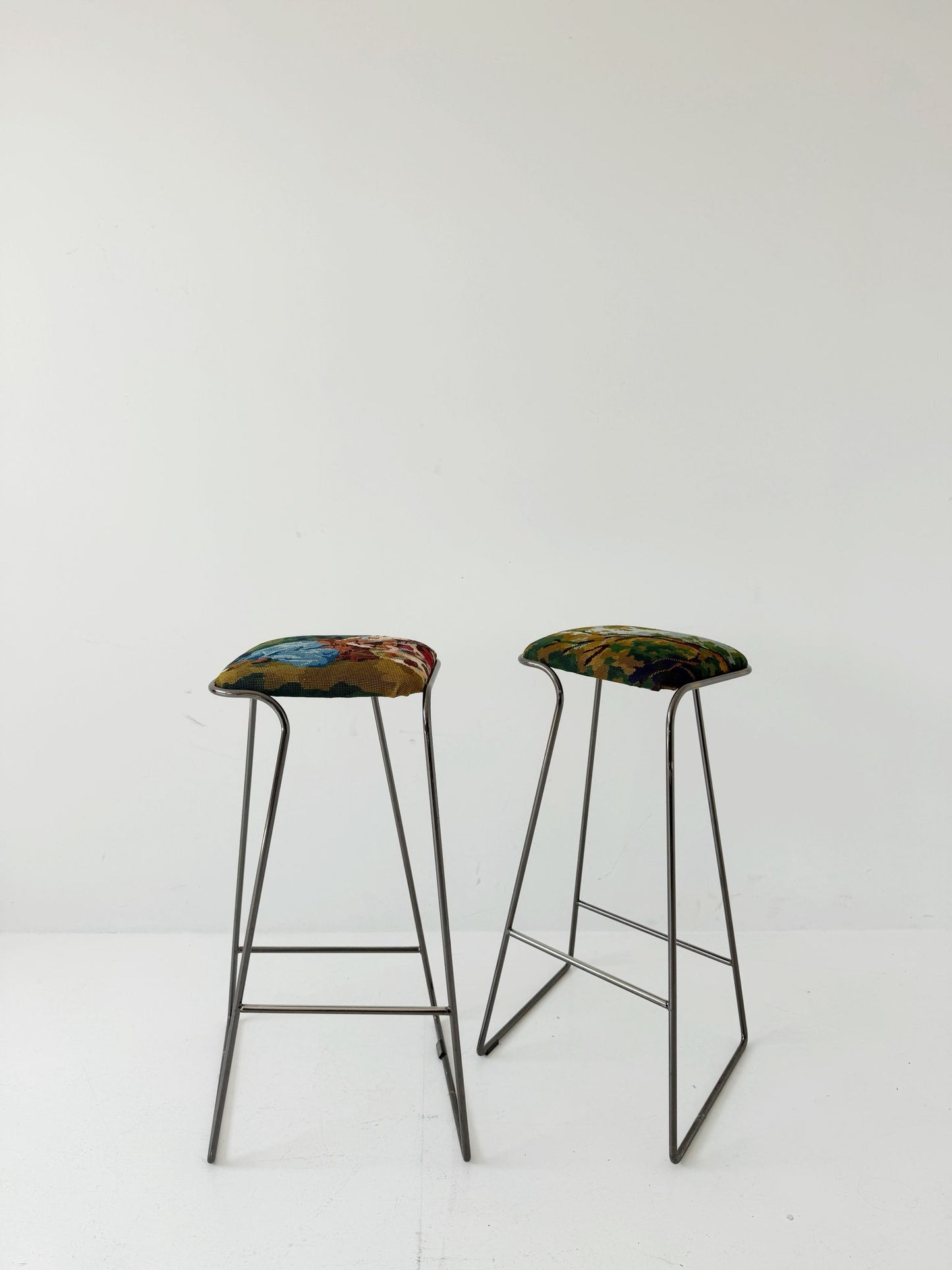 Pair of stools with a vintage half-stitch
