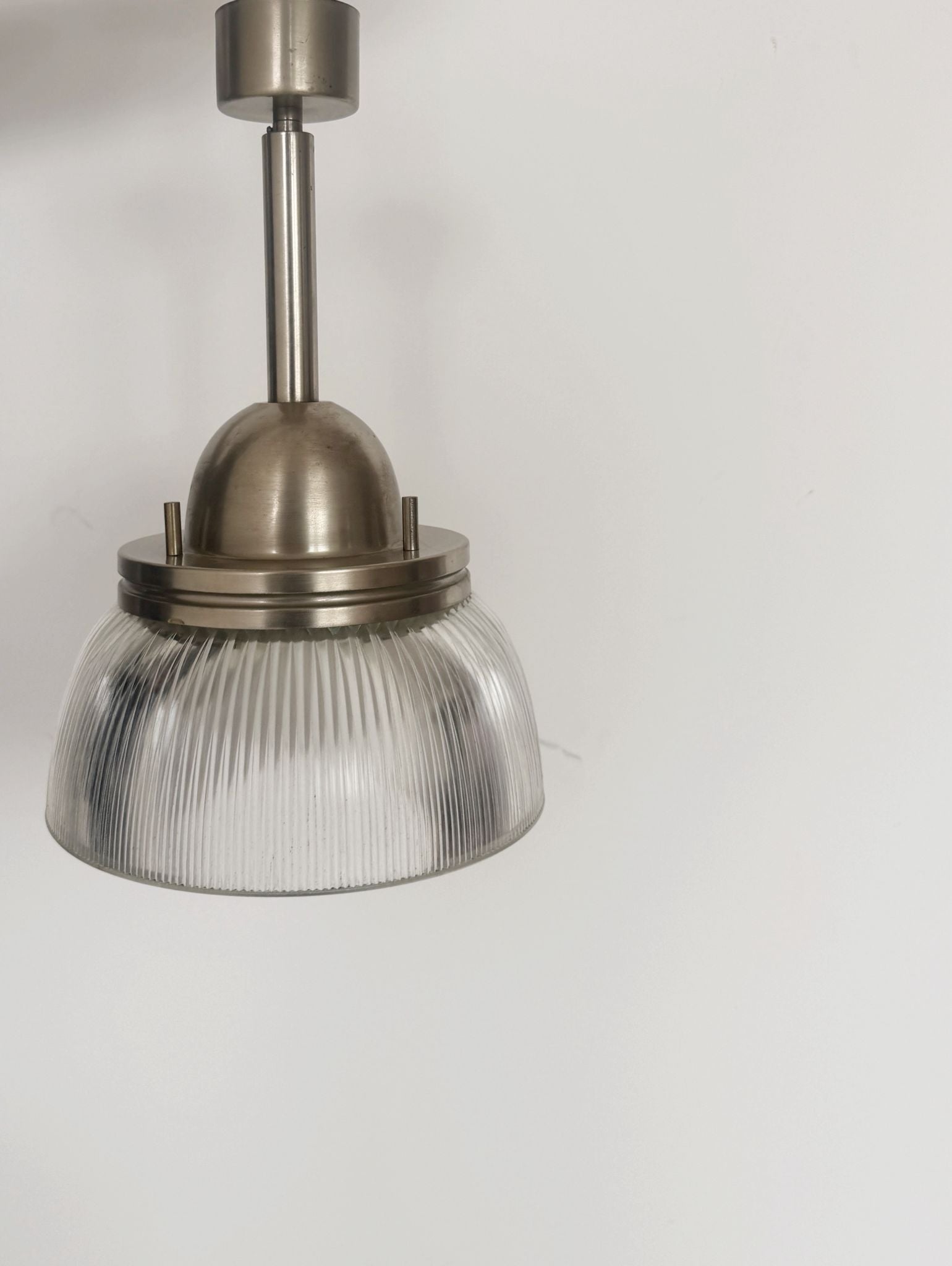 Lampada a sospensione in vetro a coste e metallo satinato, anni '60