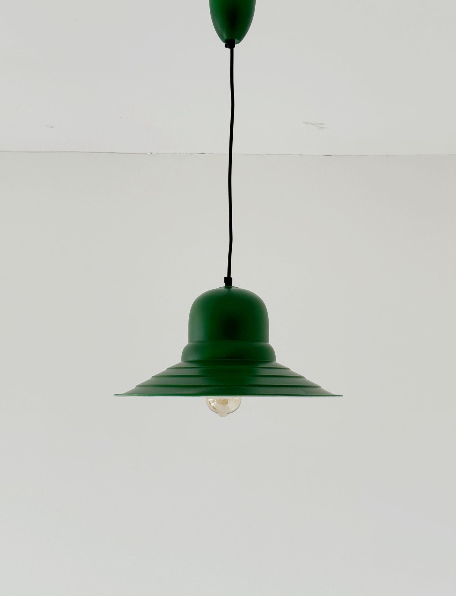 Lampada a sospensione in metallo laccato verde, anni '70