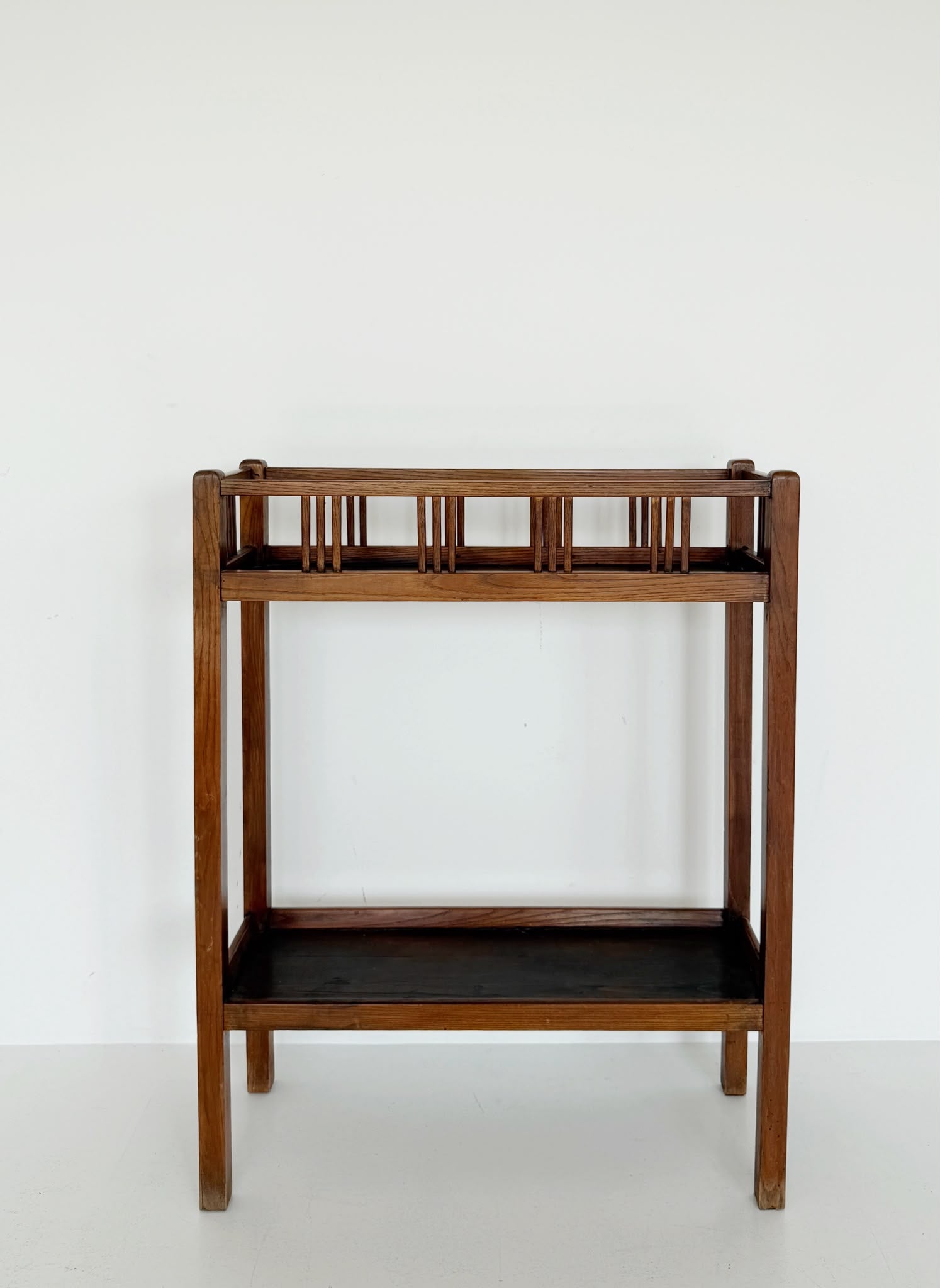 Solid wood Arts & Crafts étagère / plant stand, early 20th century