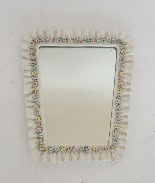 Specchio vintage con cornice floreale in ceramica smaltata
