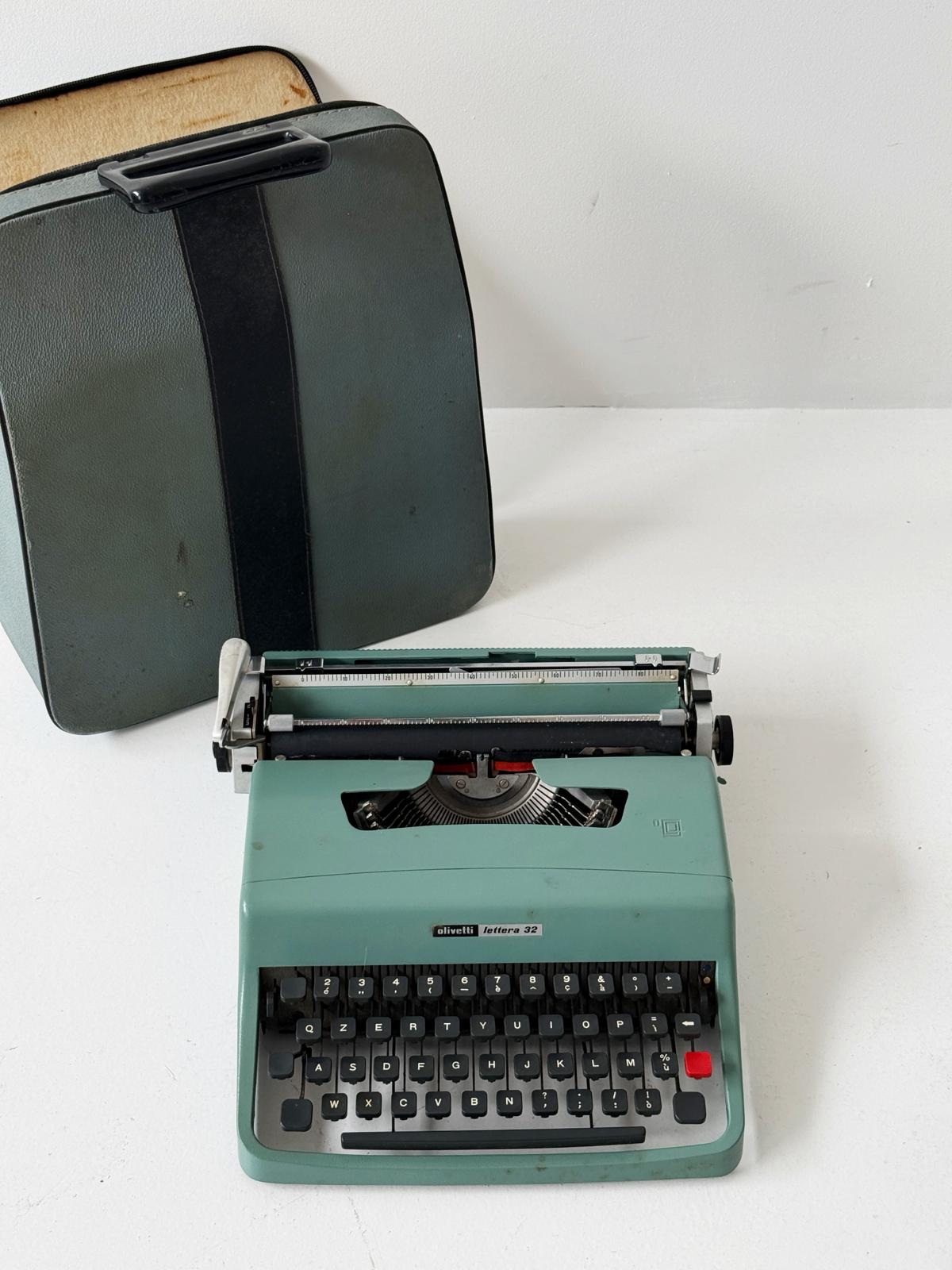 Macchina da scrivere Olivetti Lettera 32 con custodia originale