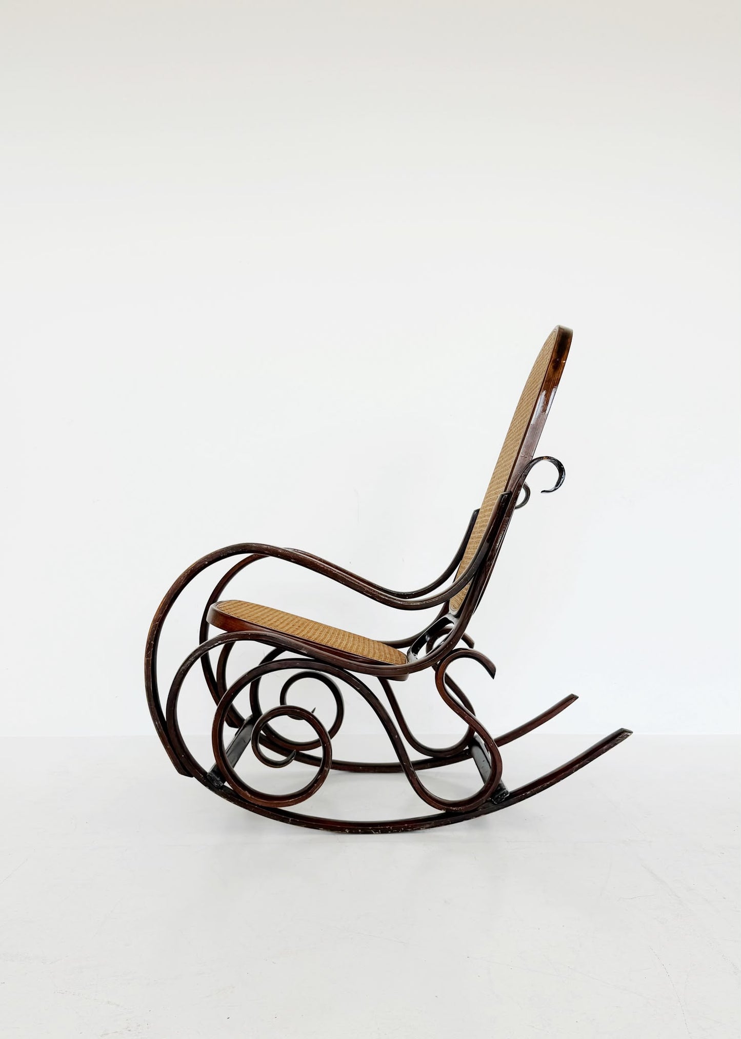 Sedia a dondolo Thonet in faggio curvato e paglia di Vienna, Austria, primi del XX secolo.
