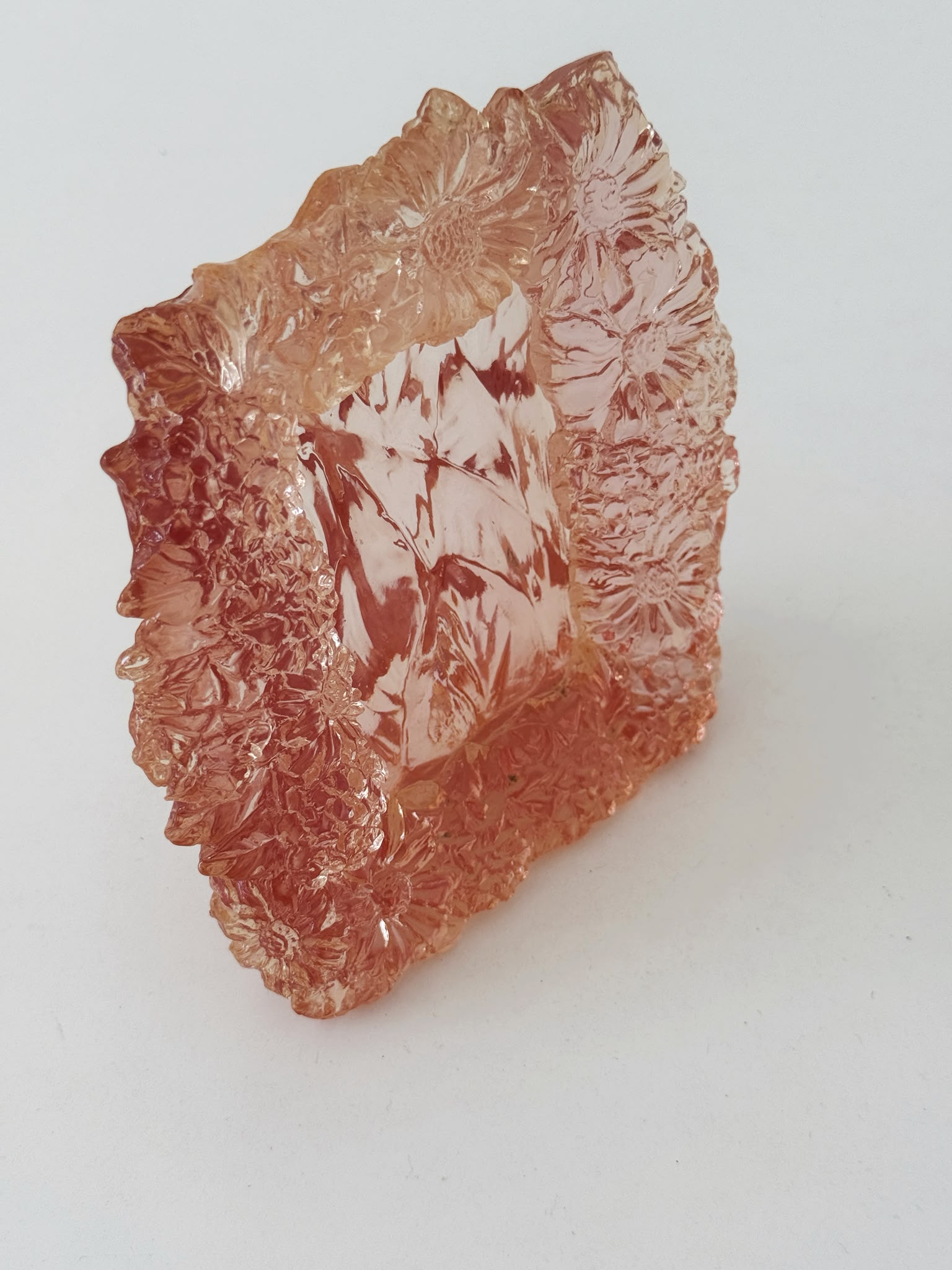 Portafoto in vetro pressato rosa con decoro floreale