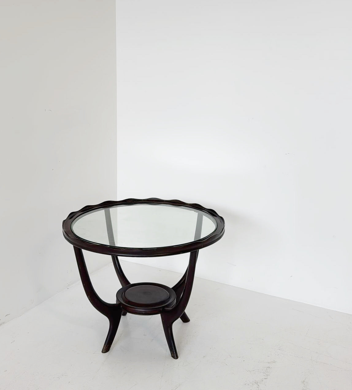 Tavolino rotondo in legno con piano in vetro e ripiano inferiore