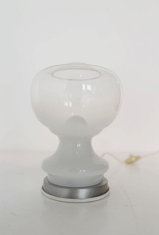 Lampada da tavolo in vetro soffiato opalino e trasparente, Italia, anni ’70.