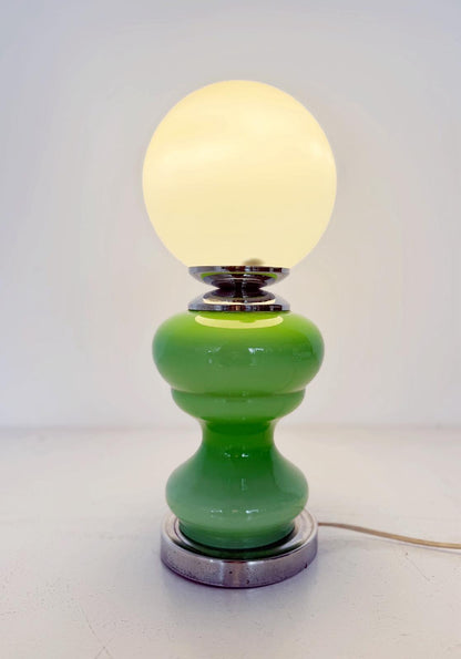 Lampada da tavolo in vetro verde con diffusore opalino sferico