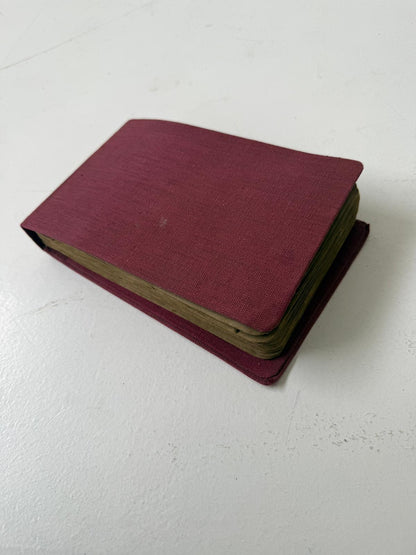 This collection is an advertising sample album of "Folletto" postcards, likely dating back to the 1950s or early 1960s.