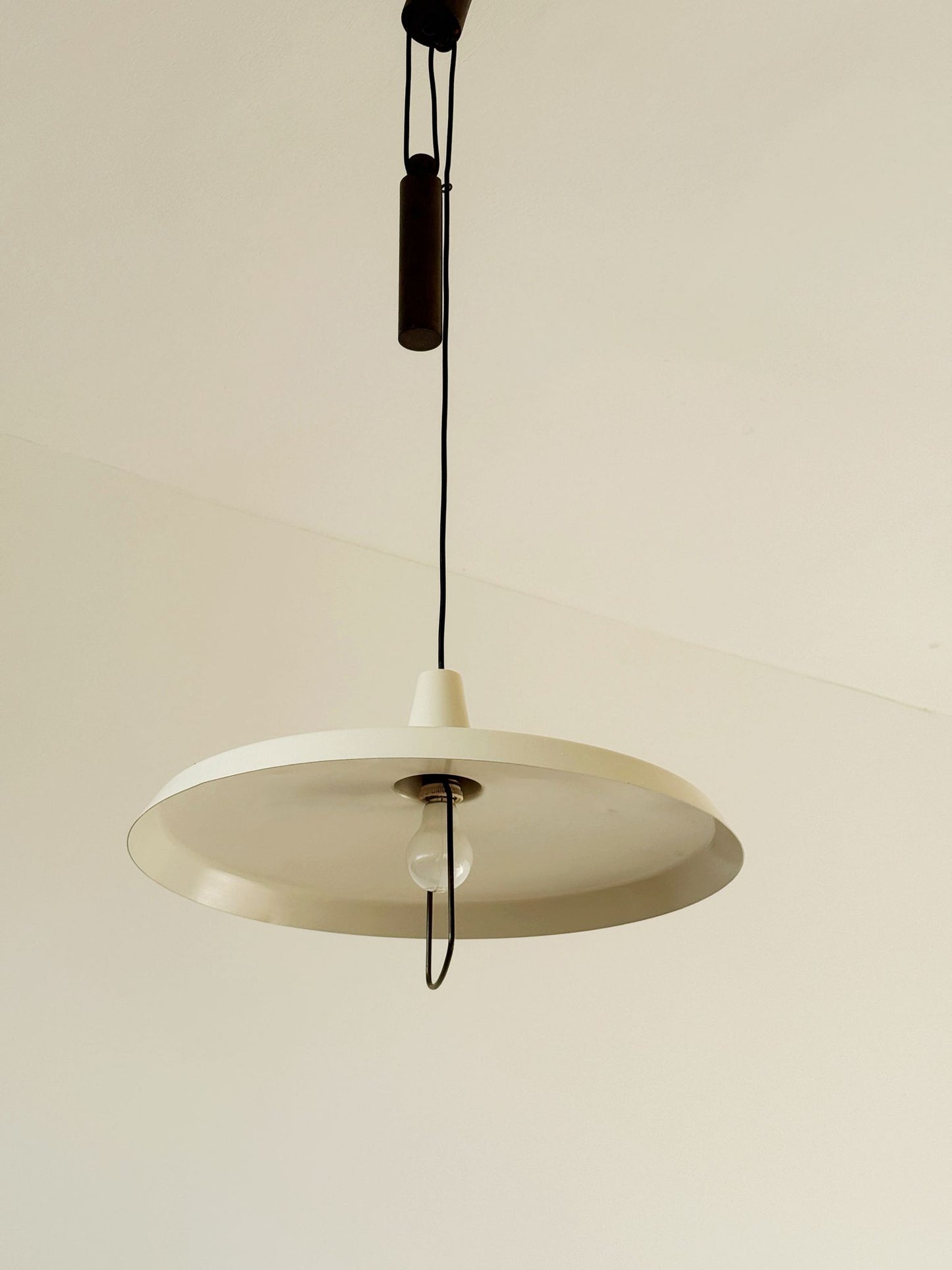 Lampadario a carrucola anni ’60/’70 in metallo verniciato avorio
