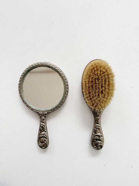 Set da toeletta vintage in metallo cesellato, anni ’30–’40
