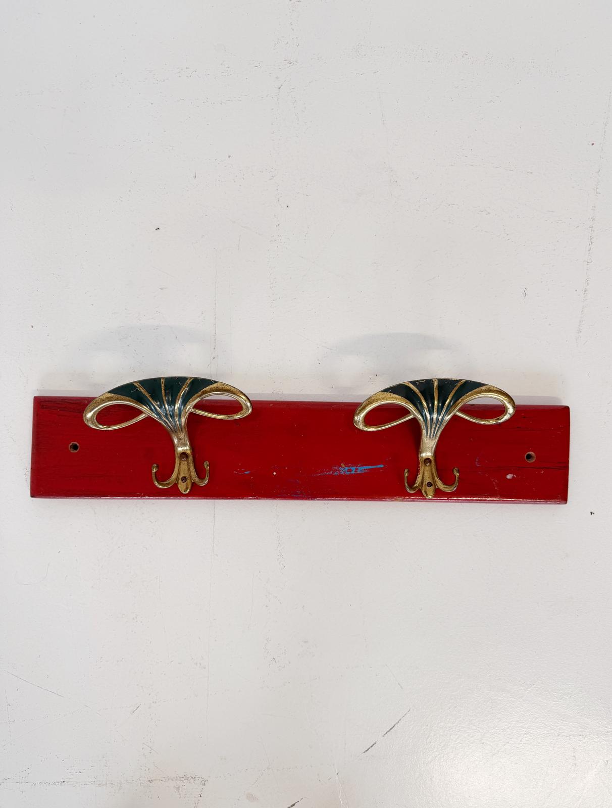 Appendiabiti da parete con doppi ganci in ottone e dettagli smaltati (anni '50)
