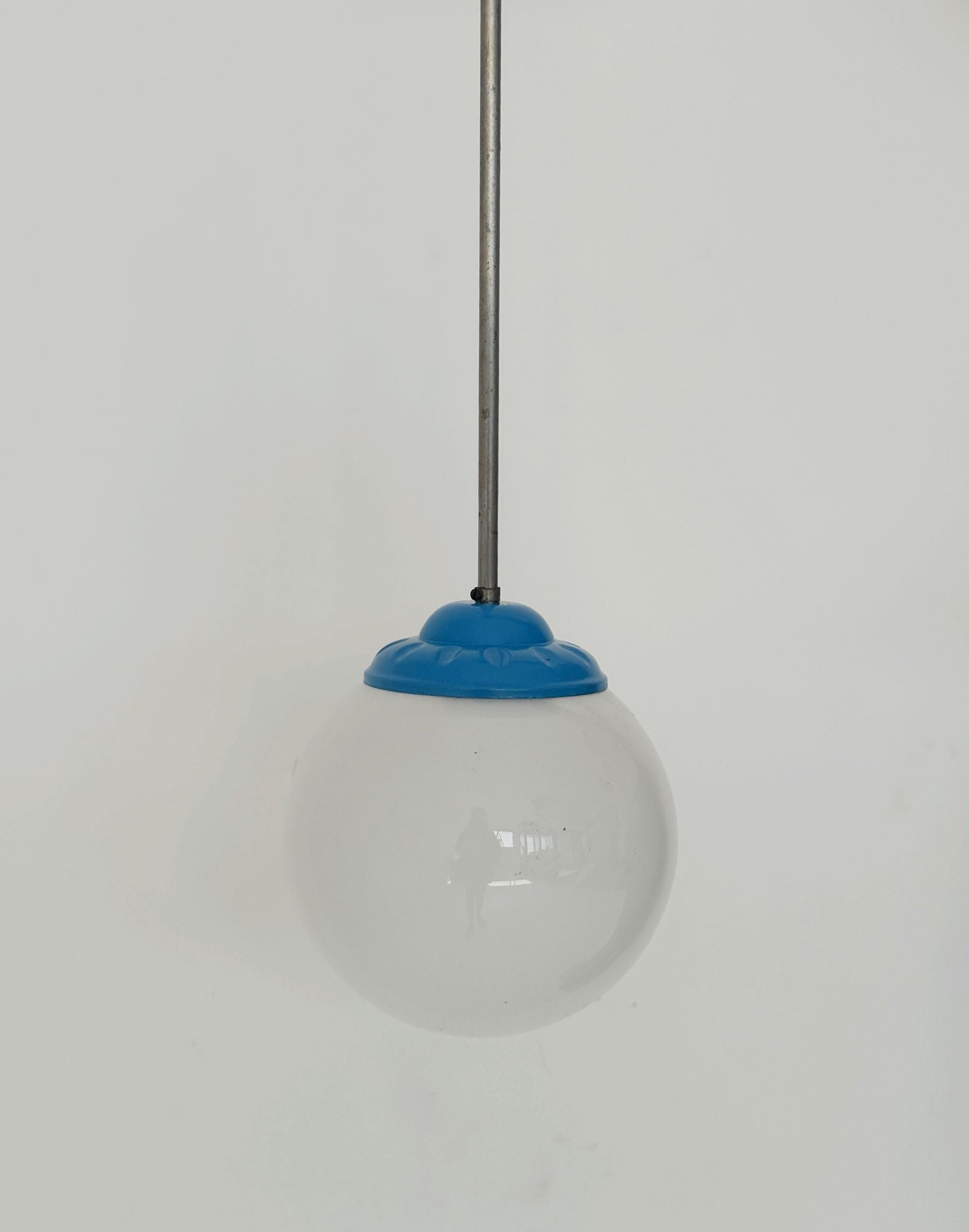 Lampada a sospensione con globo in vetro opale