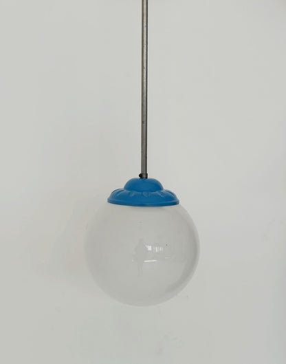 Lampada a sospensione con globo in vetro opale
