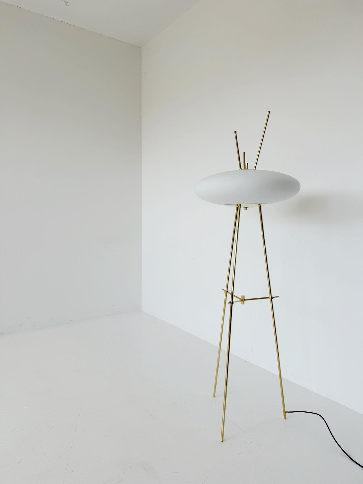 Lampada da terra contemporanea in ottone e vetro opalino
