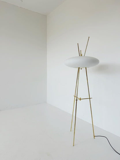 Lampada da terra contemporanea in ottone e vetro opalino