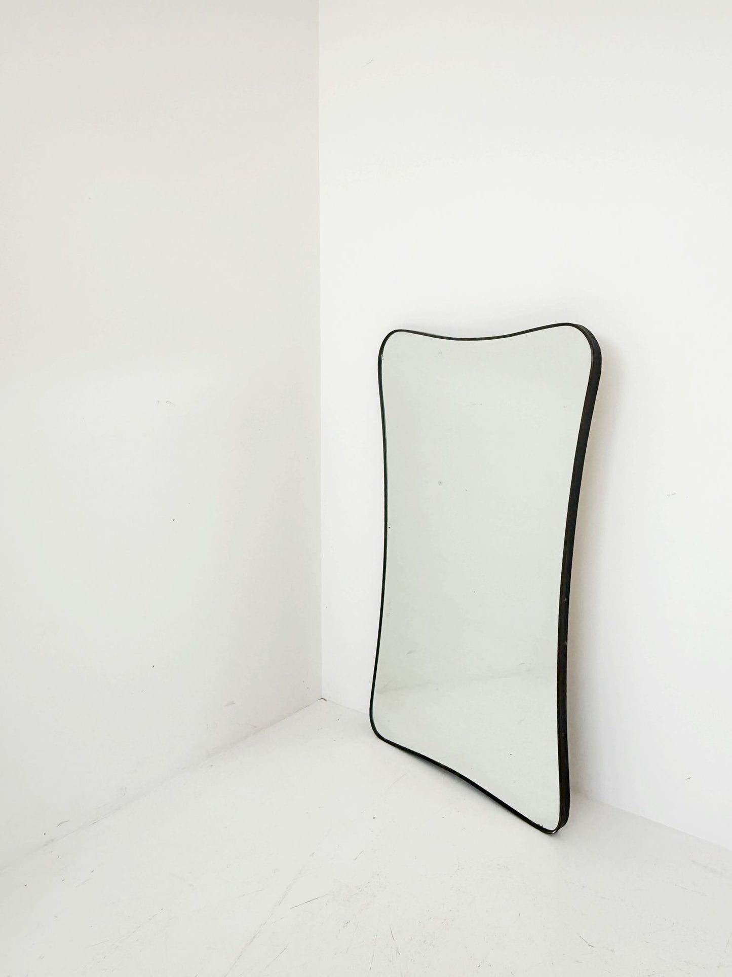 Specchio da parete con cornice in metallo bronzato, Italia, anni ’50–’70