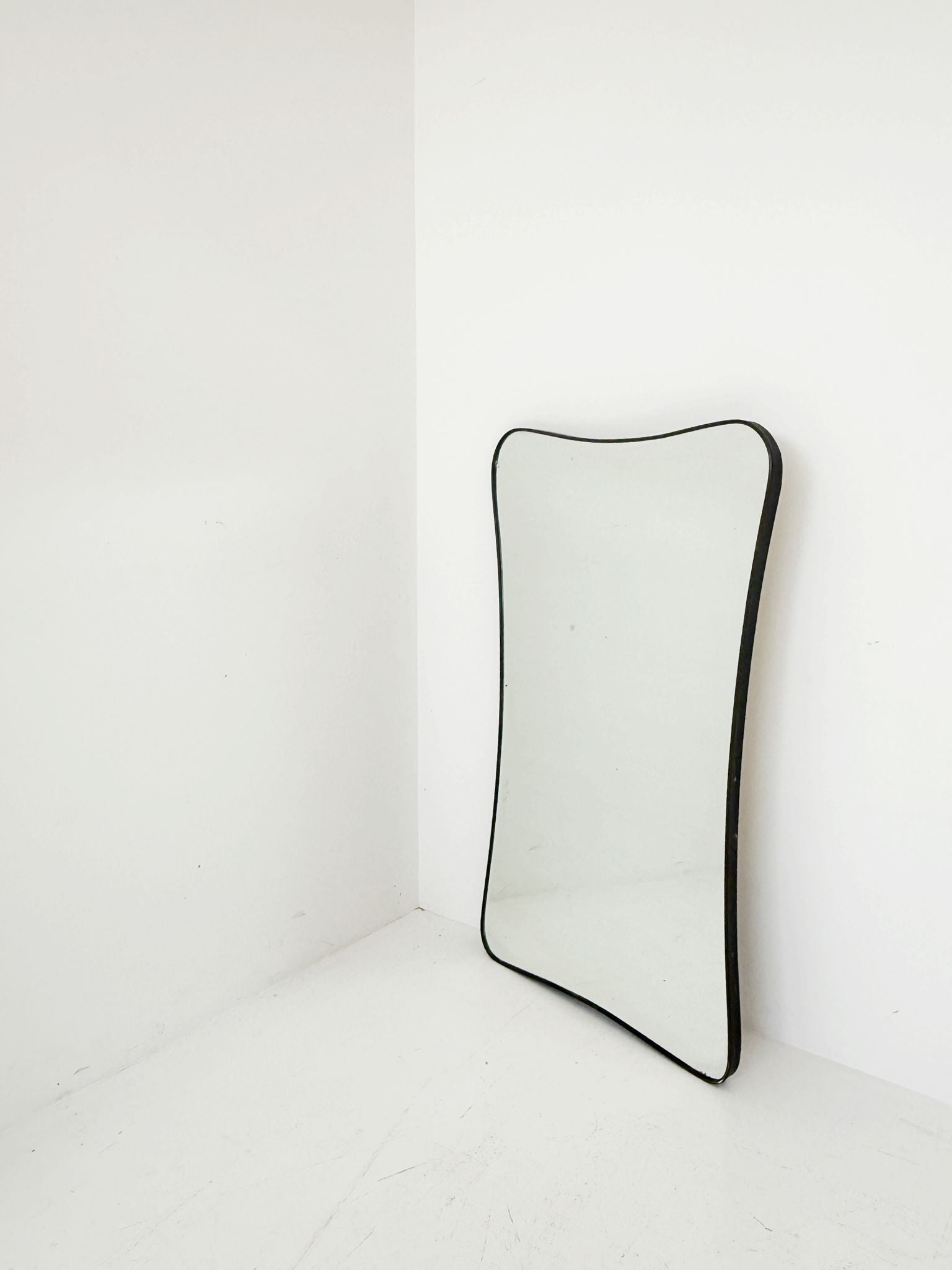 Specchio da parete con cornice in metallo bronzato, Italia, anni ’50–’70