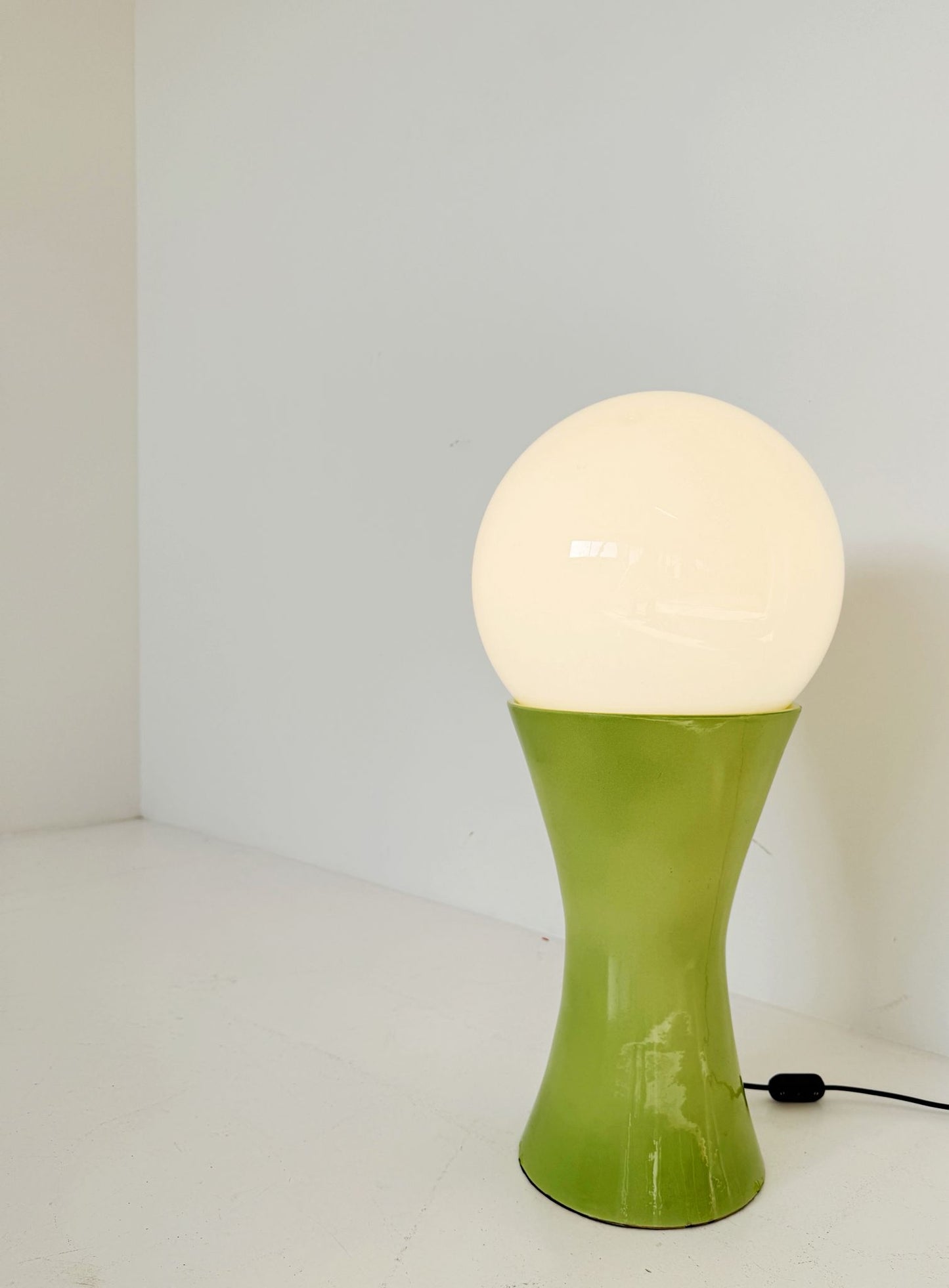 Lampada da tavolo in ceramica verde anni '70 con globo in vetro opalino – altezza 68 cm

