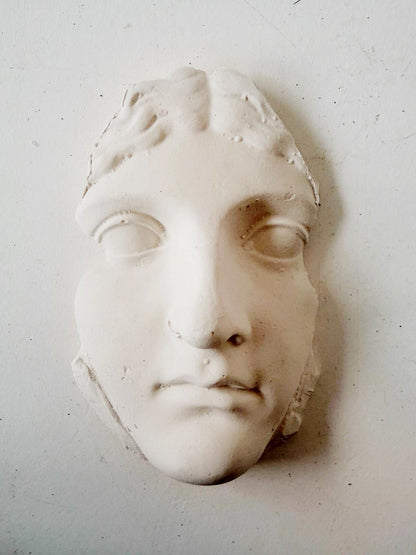 Frammento di gesso raffigurante un volto femminile