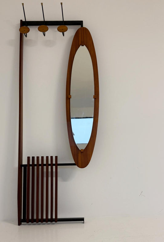 appendiabiti a piantana con specchio integrato, tipico della produzione mid-century (anni ’50–’60), con una chiara impronta modernista nord-europea / italiana