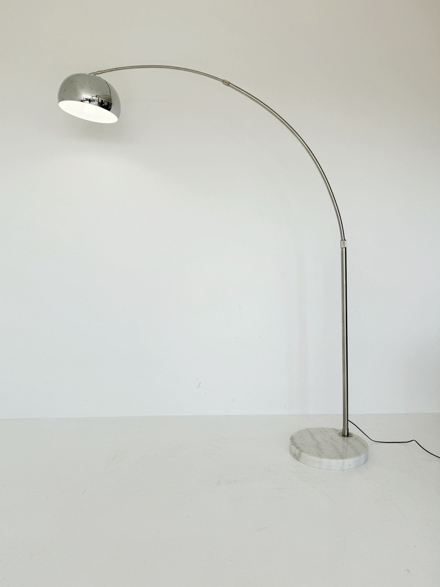 Lampada da terra ad arco in acciaio e marmo, anni '70
