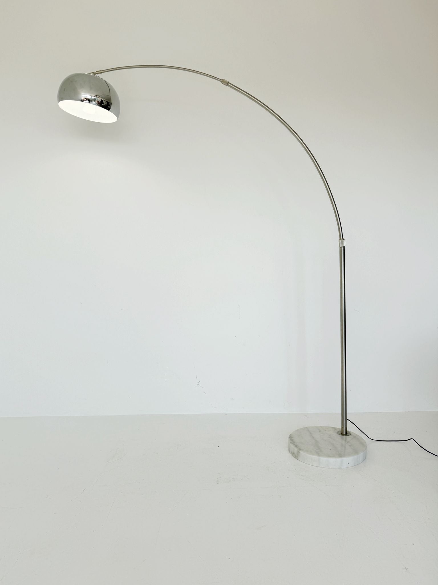 Lampada da terra ad arco in acciaio e marmo, anni '70
