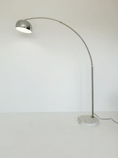 Lampada da terra ad arco in acciaio e marmo, anni '70