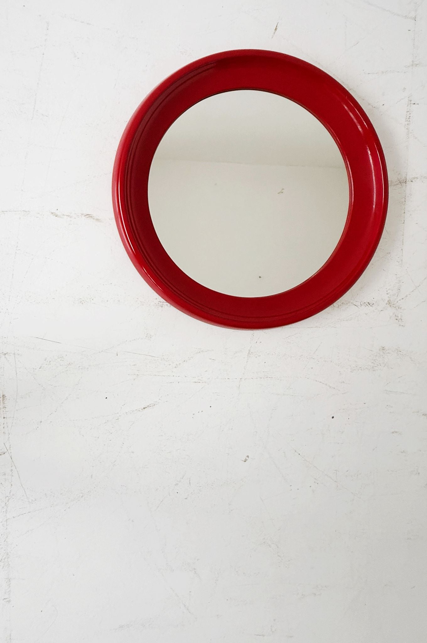 Specchio tondo rosso con cornice in legno laccato