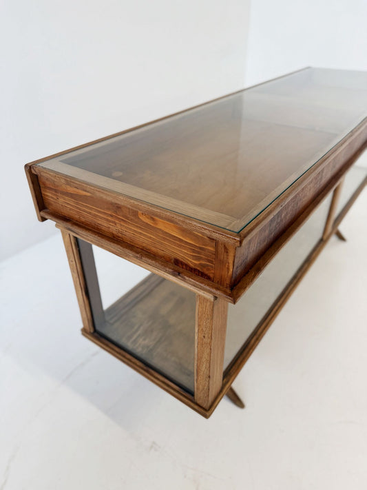 Bancone vintage in legno con struttura a vetrina

