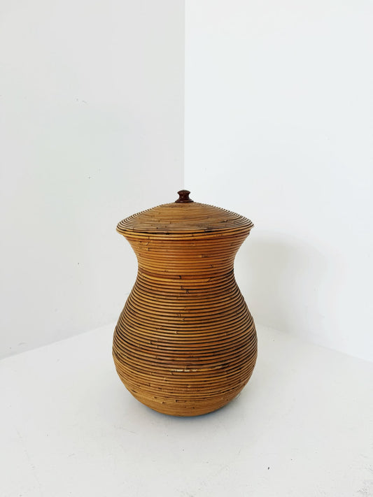 Contenitore con coperchio in rattan, seconda metà del XX secolo.