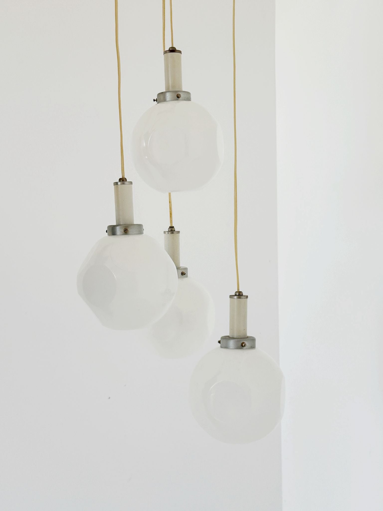 Lampadario a quattro luci in vetro opalino bianco, anni '70