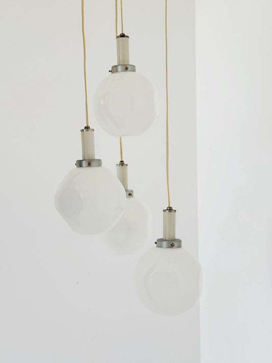 Lampadario a quattro luci in vetro opalino bianco, anni '70