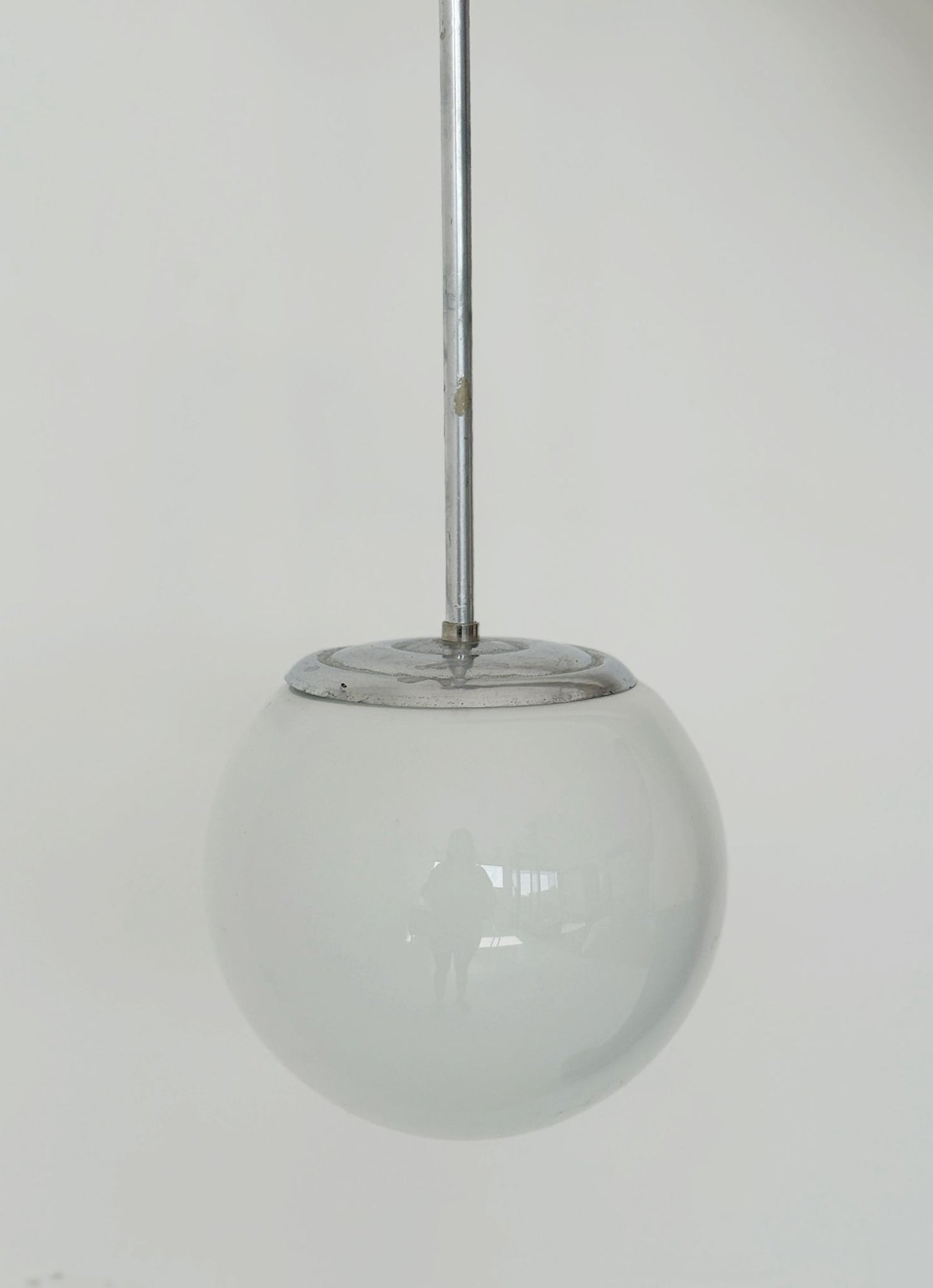 Lampada a sospensione con globo in vetro opale