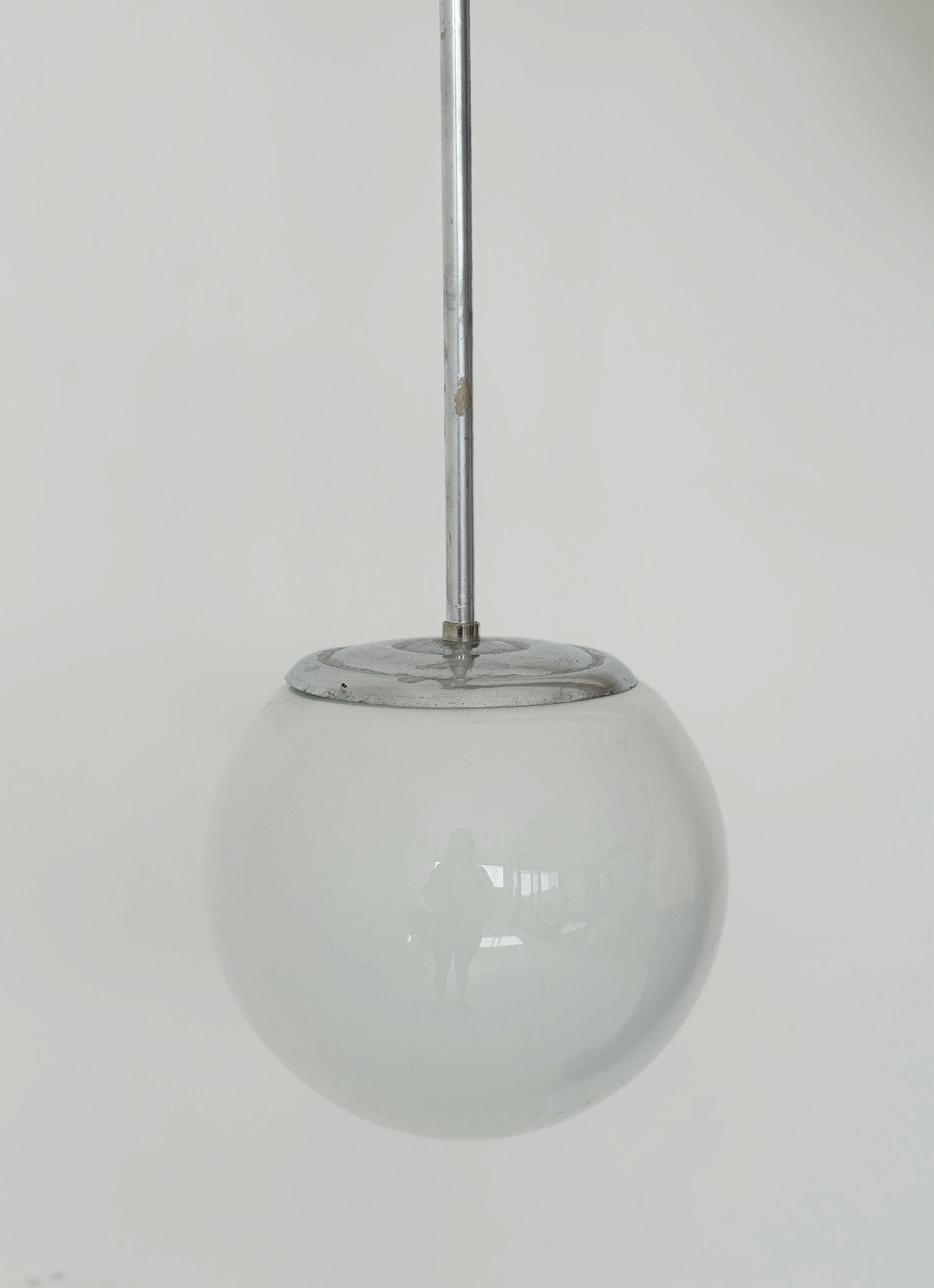 Lampada a sospensione con globo in vetro opale